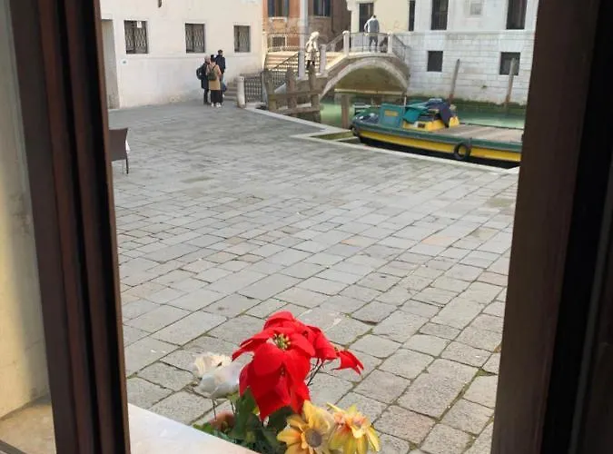 Superior New View Canal Venedig